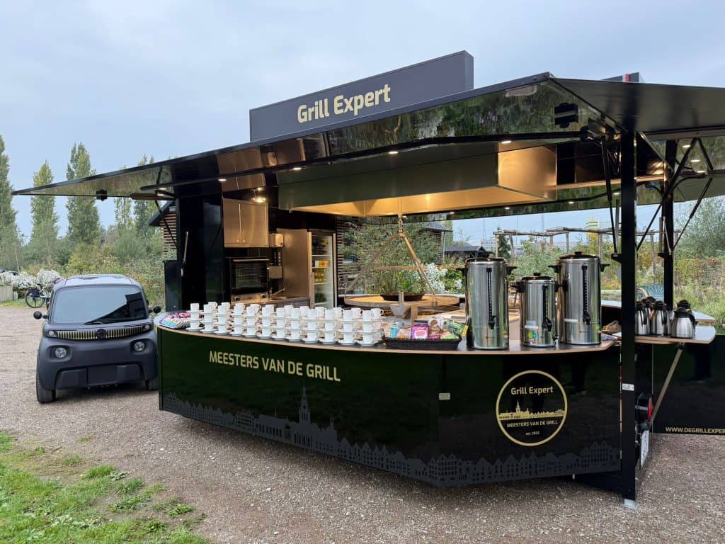 Gezellig mobiele horeca stand met professionele grill- en cateringuitrusting voor evenementen.
