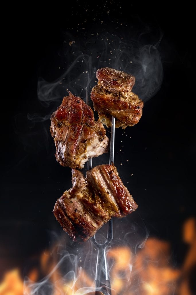 Ossenhaas van de grill met marinade en rook, perfect voor barbecue en outdoor koken.