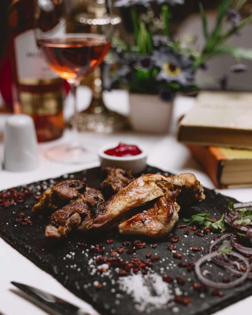 Gegrilde vleesgerechten met wijn en kruiden.