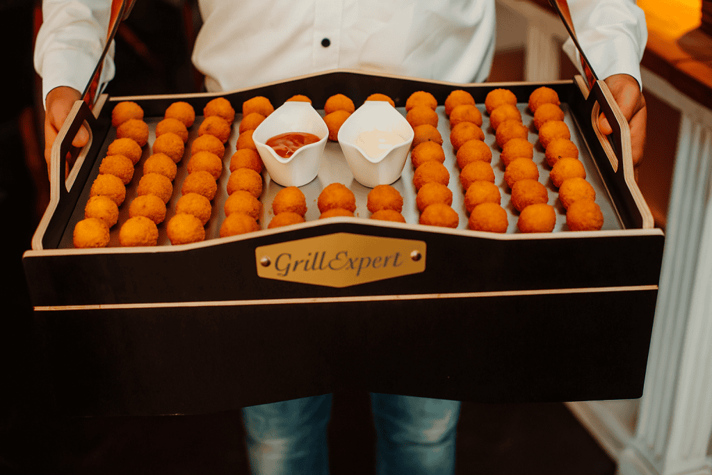 Heerlijke gefrituurde snacks op serveerschaal, perfect voor barbecues en feesten.