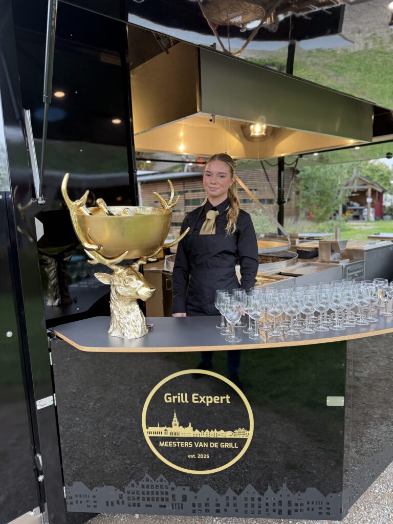 Strakke, professionele foodtruck met grill en drinks, ideaal voor evenementen en feesten.