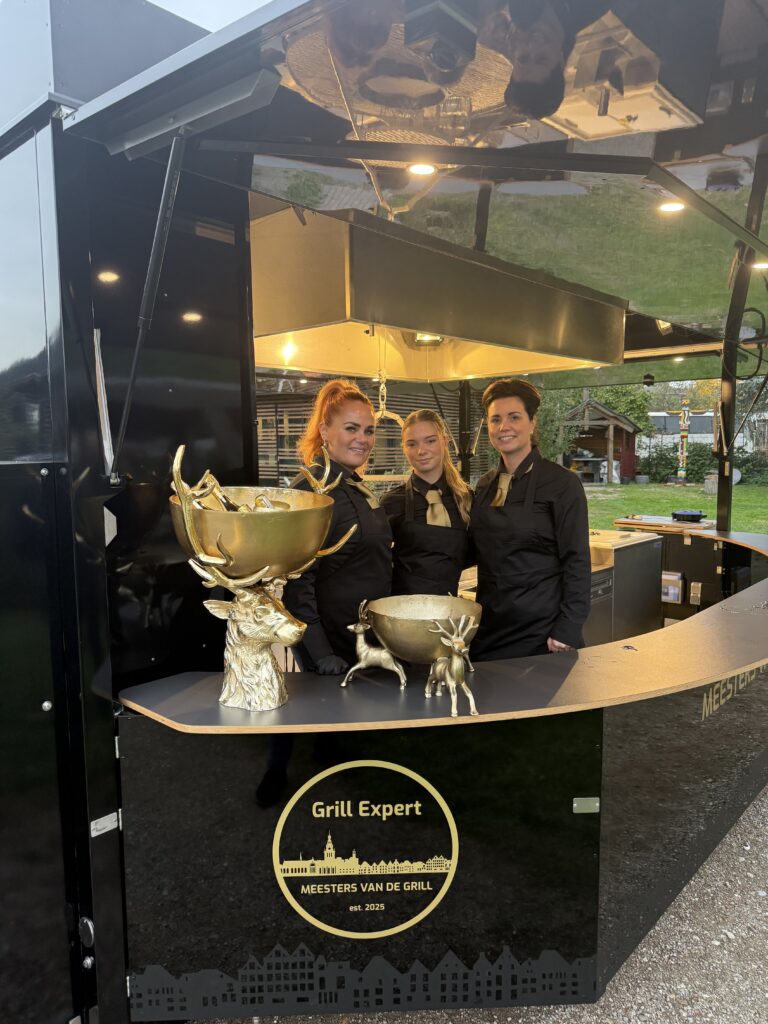 Professioneel bbq catering foodtruck met team, gespecialiseerd in vlees en vis grillen.