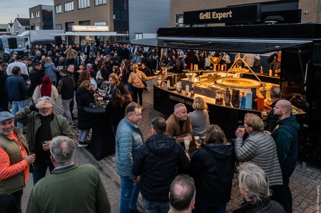1. Gezellige barbecue markt met grote foodtruck en groepen vrienden.