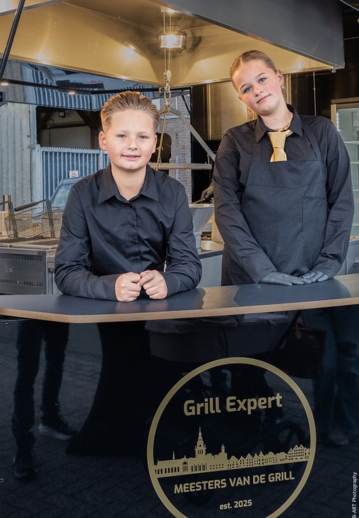1. Jonge grillmeesters in professionele keuken bij Grill Expert.