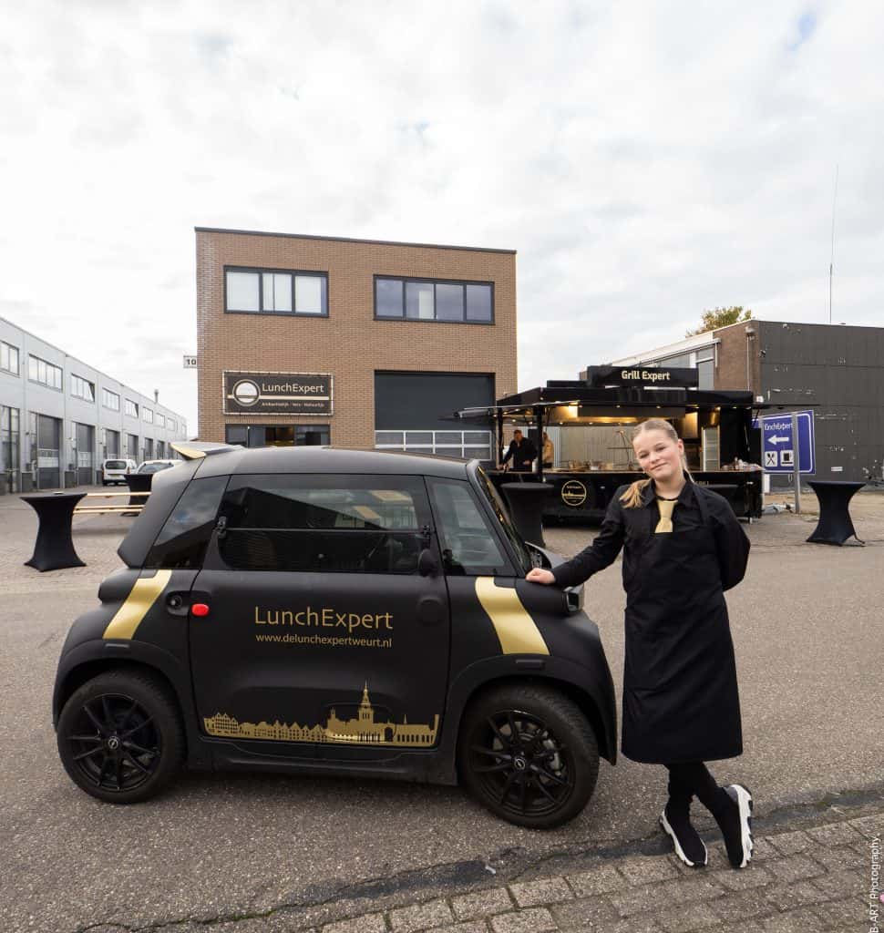 1. compacte elektrische auto met LunchExpert branding voor catering service in Weert.